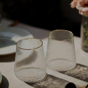 kuldse servaga joogiklaas